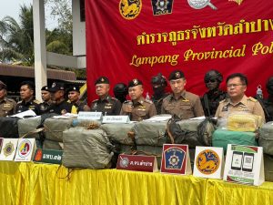 จุดสกัดกุ่มเนิ้ง สภ.เวียงมอก จ.ลำปาง บูรณาการร่วมฯ ปิดล้อมไล่ล่าขบวนการขนยา ทิ้งรถหลบหนี ตรวจยึดยาบ้า 5 ล้านเม็ด