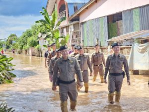(มีคลิป) “พล.ต.ท.ประจวบฯ”ตรวจเยี่ยมมอบสิ่งของตำรวจพื้นที่ประสบอุทกภัย จ.น่าน กำชับดูแลพี่น้องประชาชนเป็นสำคัญ