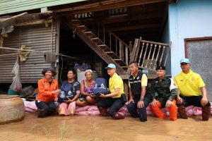 (มีคลิป) ผู้บัญชาการกองบัญชาการช่วยรบที่ 3 ลงพื้นที่ติดตามสถานการณ์น้ำจังหวัดสุโขทัย