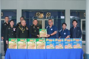 รอง ผบ.มทบ.33 รับมอบอาหารแห้งจากนายกสมาคมผู้สื่อข่าวเชียงใหม่เพื่อส่งต่อให้ผู้ประสบภัยน้ำท่วมในพื้นที่ภาคเหนือ