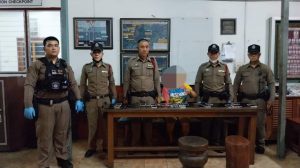 ตำรวจสบปราบ จ.ลำปาง จับหญิงวัย 39 ปี ขับรถยนต์เก๋งผ่านด่านตรวจยาเสพติดฯ พบโทรศัพท์มือถือมากถึง 53 เครื่องใส่ถุงดำ ซ่อนไว้ใต้เบาะข้างคนขับ