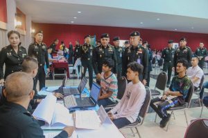 รองแม่ทัพภาคที่ 4 ตรวจเยี่ยมการรับสมัครและคัดเลือกทหารกองเกิน ด้วยระบบออนไลน์
