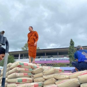 พระครูอ๊อด วัดเจดีย์หลวง ช่วยชาวบ้านอมก๋อย รวบรวมปูนซีเมนต์สร้างถนนก่อนฤดูฝน