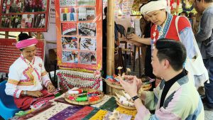 (มีคลิป) ผู้ช่วยรัฐมนตรีประจำกระทรวงการท่องเที่ยวและกีฬา เปิดงาน “เทศกาลตามรอยหัตถกรรมความทรงจำสันกำแพง” อ.สันกำแพง เผย นายกฯเตรียมมาเที่ยวชมช่วงสงกรานต์