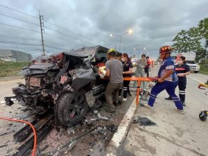 อุบัติเหตุกระบะชนท้ายรถเทเลอร์ นิคมลำพูน ผู้บาดเจ็บติดภายใน 2 ราย