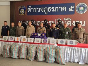 (มีคลิป) ผบช.ภ. 5 แถลงข่าวจับกุมยาไอซ์ 350 กิโลกรัม ที่ด่านตรวจดงยาง สภ.นาพูน อ.วังชิ้น จว.แพร่ พร้อมผู้ต้องหา 3 ราย ขยายผล