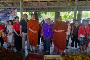 พระอาจารย์อ๊อดวัดเจดีย์หลวง พ่อหนานหล้าอมก๋อย พร้อมด้วยญาติธรรม นำพืชผลมาแจกจ่ายแก่บุคลากรและผู้มารับบริการรพ.นครพิงค์
