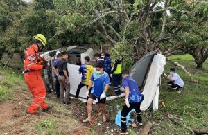 อุบัติเหตุสลดลำพูน รถตู้พลิกคว่ำทับคนขับดับคาที่