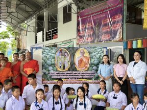 (มีคลิป) “คุณพระช่วย” วัดสันมะเกี๋ยงนำผลผลิตที่ไม่ได้จำหน่าย 10 ตัน นำมาแจกญาติโยม ถวายเป็นพระราชกุศลฯ