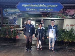 ตม.เชียงใหม่ จับต่างด้าวแย่งอาชีพคนไทย ขายทุเรียนริมทาง