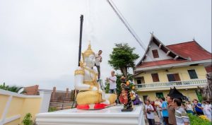 คึกคัก ชาวบ้านลำพูนแห่ส่องเลขเด็ดหางประทัดวันอาสาฬหบูชา วัดปูเลย  