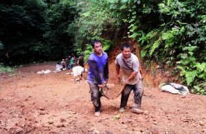 อบต.แม่สามแลบ จับมือชาวบ้านเดินหน้าช่วยกันซ่อมแซมเส้นทาง พลังแห่งความสามัคคีสู่เส้นทางความปลอดภัย