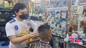 นักดับเพลิงบางแก้ว รักชาติ ตัดผมลายเครื่องบิน F-16 มอบเป็นกำลังใจให้ทหารชายแดน