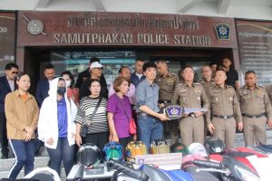 ตำรวจภูธรภาค 1 จับแก๊งลักทรัพย์รถจักรยานยนต์ ท้องที่ สภ.เมืองสมุทรปราการ มอบของกลางคืนเจ้าของ