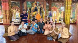 ศรีสะเกษ สายมูชาวสิงคโปร์ แห่กราบพระตาตน-ชิมทุเรียนภูเขาไฟปาฏิโมกข์ ลูกแรกของโลก เชื่ออร่อยจริง-ทำชีวิตดีขึ้น