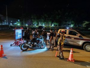 ตำรวจเมืองกาฬสินธุ์ ปล่อยแถวกวดขันแว้นรถเสียงดัง เข้มด่านจุดสกัดยาเสพติด