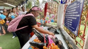 เจ๊เอ๋มามู ขอพรหลวงพ่อสนิท นครนายก อาบน้ำรูปปั้นจระเข้ พร้อมโชว์เลขเด็ดเสี่ยงโชค