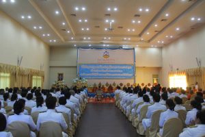 จังหวัดมุกดาหารจัดพิธีเจริญพระพุทธมนต์และตักบาตร เนื่องในวันแม่แห่งชาติ
