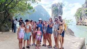 ผู้ว่าการ ททท. นำสื่อมวลชนเยี่ยมชมบรรยากาศการท่องเที่ยวในอ่าวพังงา พร้อมมอบของที่ระลึกเส้นทางตามรอยจูราสสิคเวิลด์