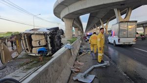 สะพานกลับรถปราบเซียน รถตู้รับส่งคนงานชนขอบราวสะพานพุ่งตกด้านล่าง คนขับบาดเจ็บสาหัส