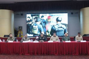 ผบช.ภาค 9 พร้อมหน่วยงานความมั่นคง 3 ฝ่าย เปิดโต๊ะแถลงข่าวปฏิบัติการลับคดีความมั่นคง