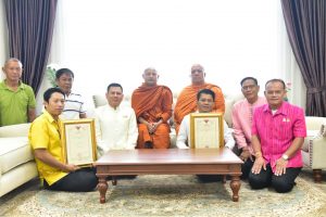 ผู้ว่าฯ มุกดาหาร มอบโฉนดที่ดินแก่ 2 วัด จากแรงศรัทธาประชาชนและผู้มีจิตกุศล