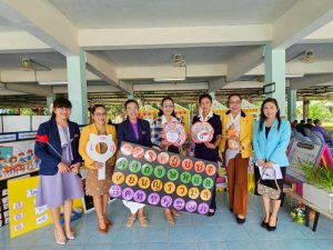 เหล่ากาชาดจังหวัดมุกดาหาร ร่วมชมนิทรรศการการประเมินฯ และสร้างขวัญกำลังใจแก่โรงเรียนที่ร่วมโครงการพัฒนาทักษะฟังพูดอ่านเขียนภาษาไทยของนักเรียน