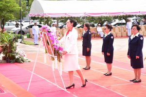 นายกเหล่ากาชาดจังหวัดมุกดาหาร ร่วมพิธีวางพวงมาลาและถวายราชสดุดี เนื่องในวันปิยมหาราช