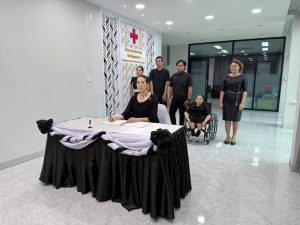 เหล่ากาชาดจังหวัดมุกดาหาร ลงนามแสดงความไว้อาลัยเบื้องหน้าพระฉายาลักษณ์ สมเด็จพระนางเจ้าสิริกิติ์ พระบรมราชินีนาถ พระบรมราชชนนีพันปีหลวง