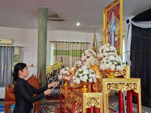 เหล่ากาชาดจังหวัดมุกดาหาร ประธานพิธีสวดพระอภิธรรมบำเพ็ญกุศลทักษิณานุปทาน อุทิศถวายพระราชกุศล แด่สมเด็จพระนางเจ้าสิริกิติ์ พระบรมราชินีนาถ พระบรมราชชนนีพันปีหลวง