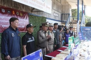 ผู้ว่าฯมุกดาหาร ร่วมแถลงข่าวจับยึดยาบ้ากว่า 3.2 ล้านเม็ดกลางเชิงเขา ปฏิบัติการ “พิทักษ์ริมน้ำโขง” ตามนโยบายปราบยาเสพติดรัฐบาล